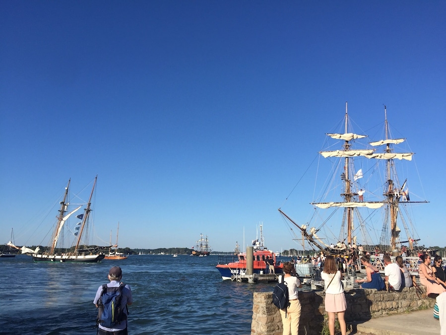 Port blanc was pleased to host beautiful and very old boats during La Semaine du Golfe, a sea festival in all the ports of Golfe du Morbihan. Amazing moment where you can see pirates dancing over Celtic musics on the top of the boat, eat galettes-saucisses with a cup of Breton cider, and watch reproduced fights and crazy figures of that untimely boats!