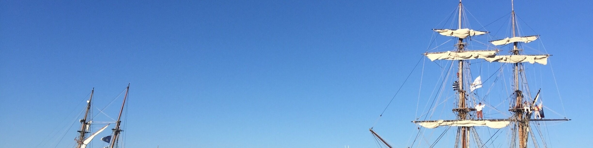 Port blanc was pleased to host beautiful and very old boats during La Semaine du Golfe, a sea festival in all the ports of Golfe du Morbihan. Amazing moment where you can see pirates dancing over Celtic musics on the top of the boat, eat galettes-saucisses with a cup of Breton cider, and watch reproduced fights and crazy figures of that untimely boats!