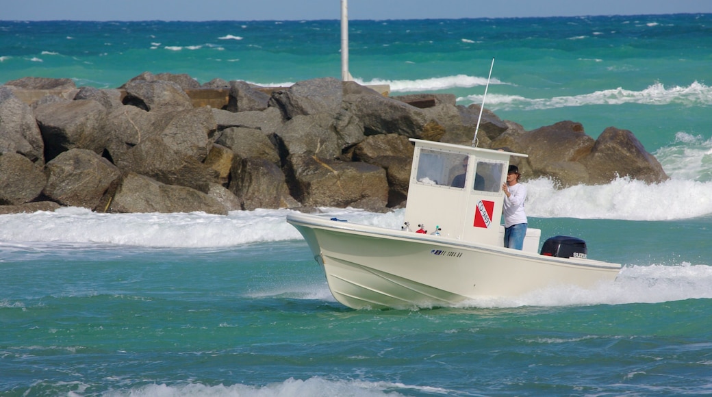 Jupiter Beach ofreciendo vistas de paisajes, paseos en lancha y costa escarpada
