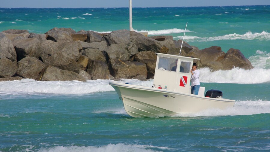 Jupiter Beach showing boating, rugged coastline and landscape views