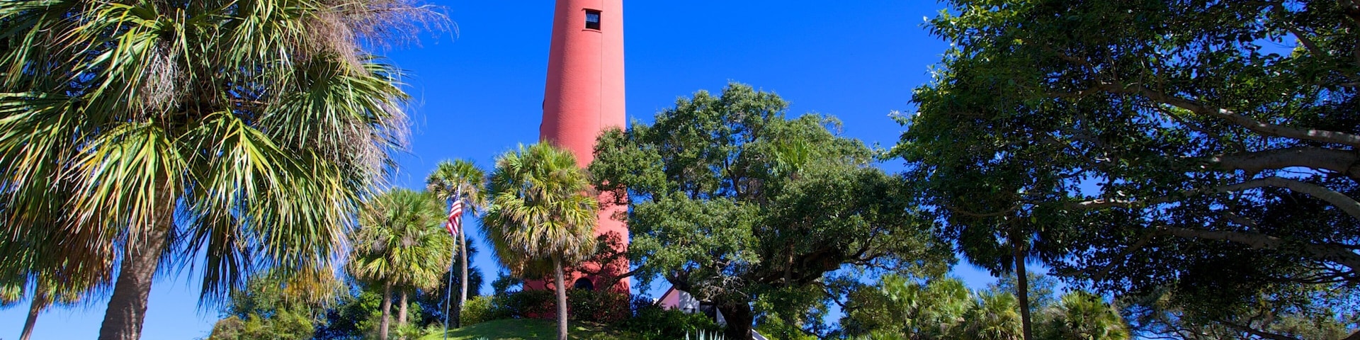 Jupiter Inlet Lighthouse which includes general coastal views, a lighthouse and tropical scenes