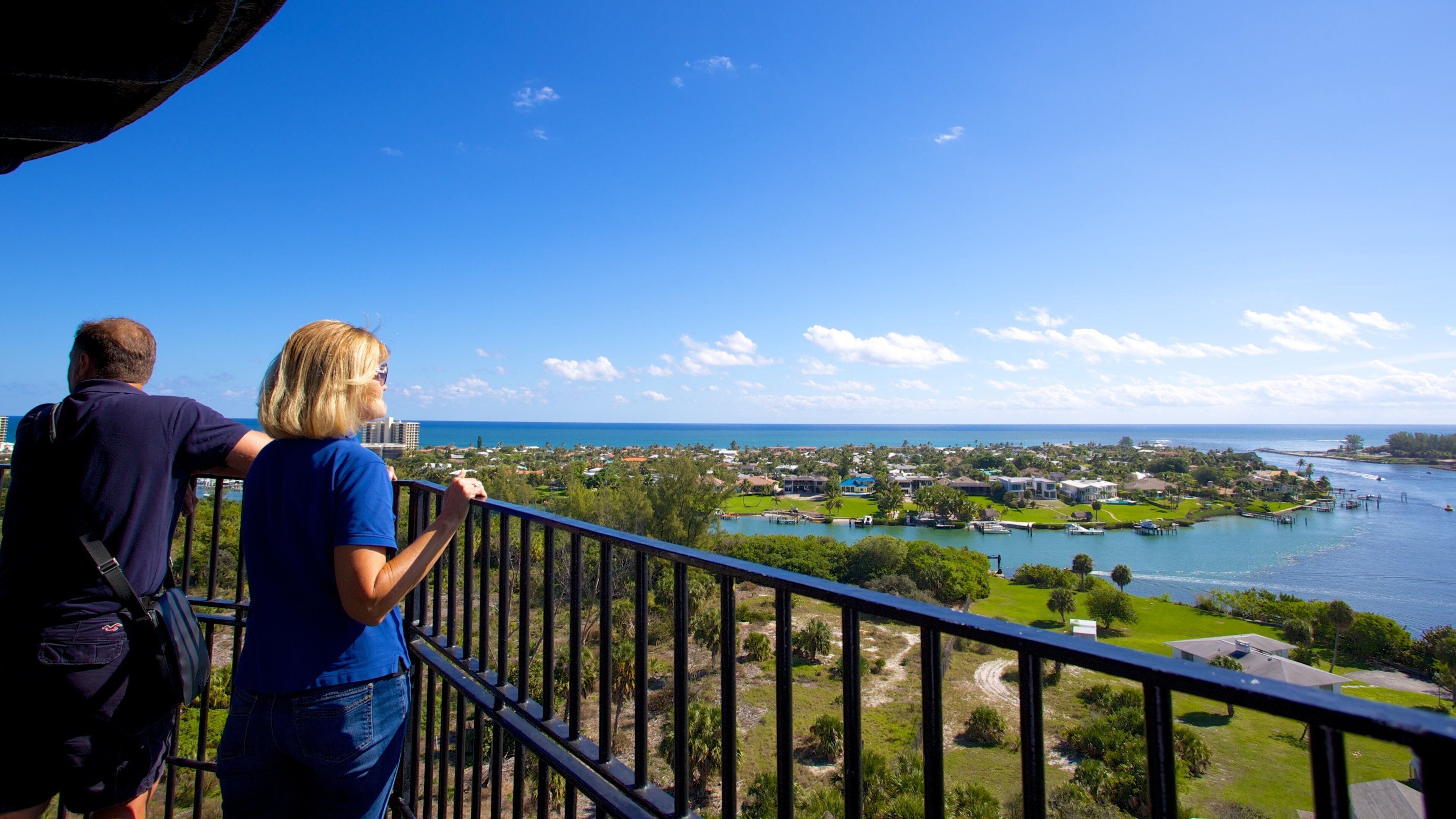 Jupiter Inlet Lighthouse showing a coastal town, general coastal views and views