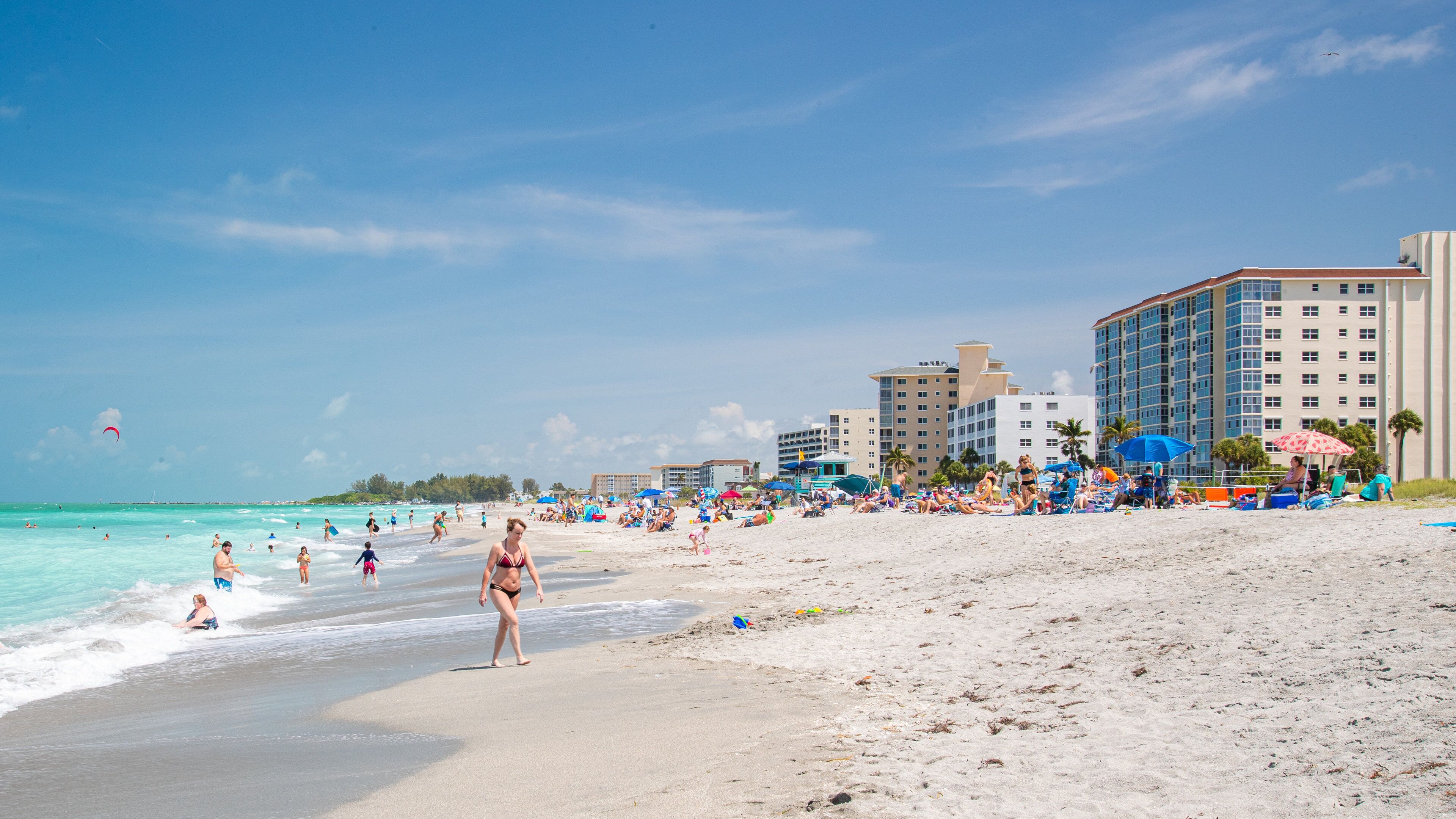 Venice Beach showing a beach, a coastal town and general coastal views