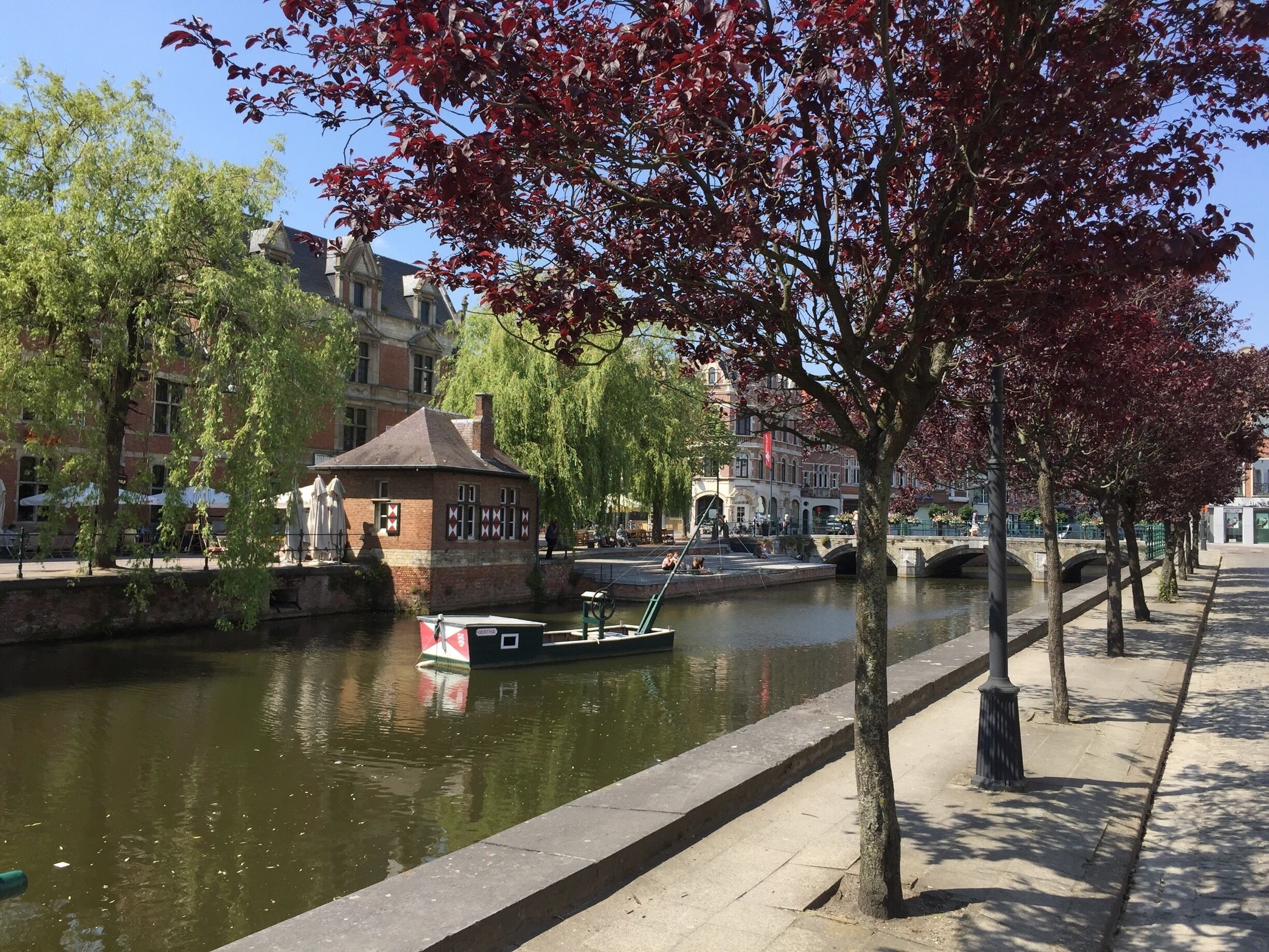Lier is also referred to as the Bruges of the Antwerp Province, though luckily it's not as discovered as Bruges. The city is surrounded - inside and out - by the river Nete and canals. The Buyldragershuisje is situated next to Het Fortuin and dates back to the 17th century. Back in the day, it was used as a storage space and as a guildhall for the dockers. Today, you can sit down below it on a wooden deck and enjoy the sun and water.