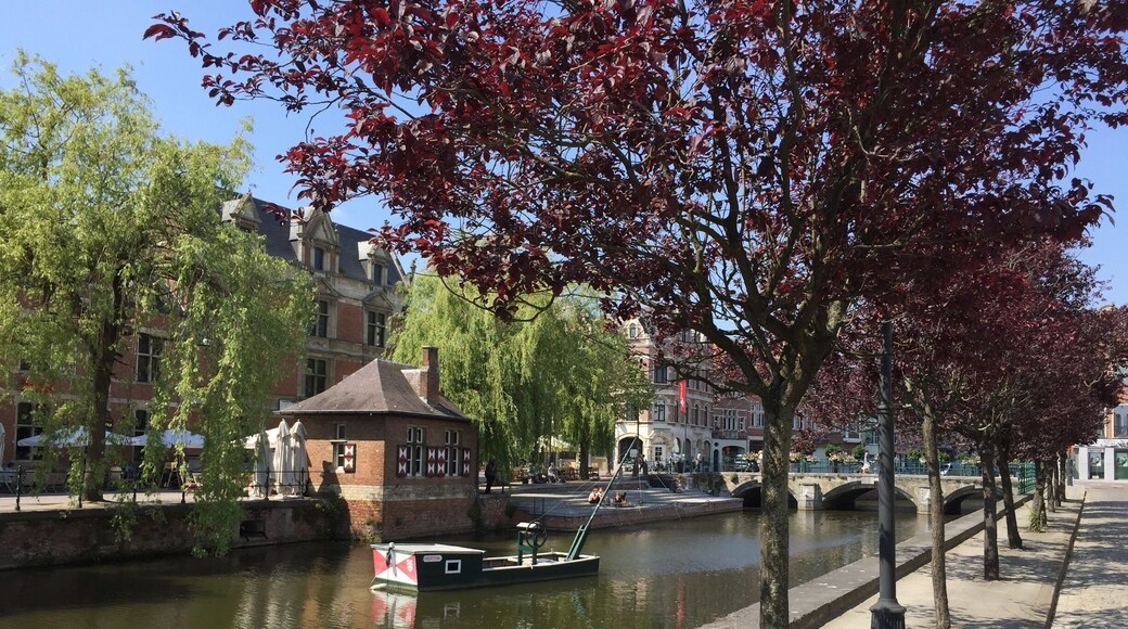 Lier is also referred to as the Bruges of the Antwerp Province, though luckily it's not as discovered as Bruges. The city is surrounded - inside and out - by the river Nete and canals. The Buyldragershuisje is situated next to Het Fortuin and dates back to the 17th century. Back in the day, it was used as a storage space and as a guildhall for the dockers. Today, you can sit down below it on a wooden deck and enjoy the sun and water.