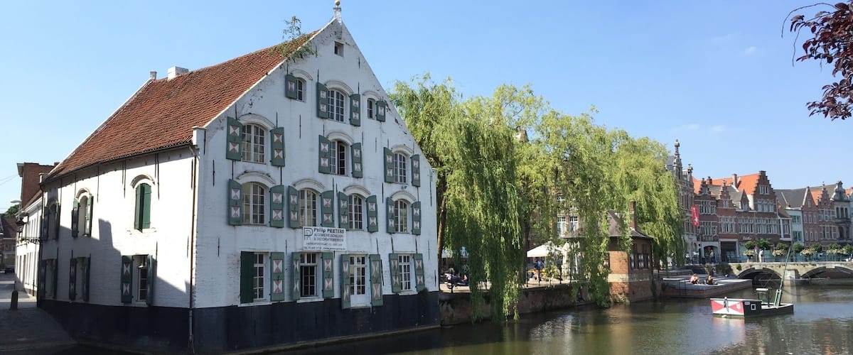 Het Fortuin is one of Lier's most famous buildings. The architecture dates back to the 17th century. They used to store corn etc. in there, but now it's just a great site to see! Looks like it's built on water.