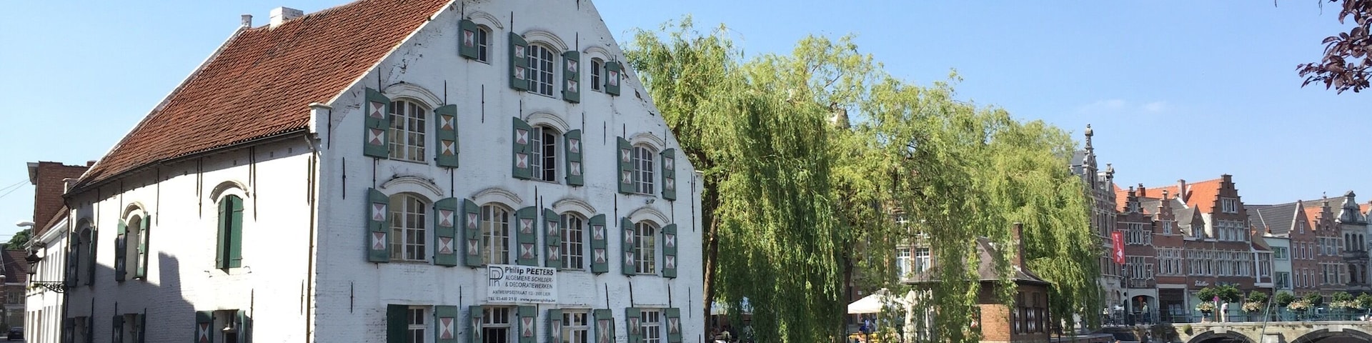 Het Fortuin is one of Lier's most famous buildings. The architecture dates back to the 17th century. They used to store corn etc. in there, but now it's just a great site to see! Looks like it's built on water.