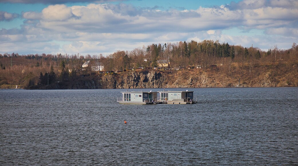 Moderne schwimmende Häuser auf der Bleilochtalsperre vor der felsigen Uferkulisse bei Saalburg-Ebersdorf, Thüringen, Deutschland