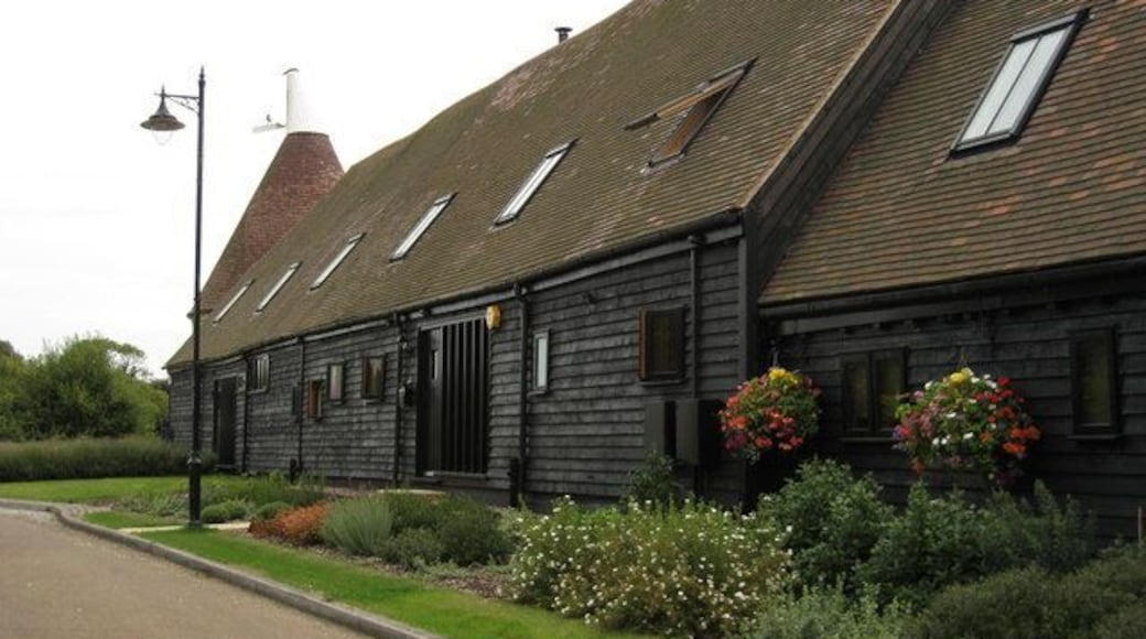 Winter Oast, Chantry Park, Sarre, Kent Single round oast kiln attached to earlier barn. Converted 2002. Grade II listed http://www.imagesofengland.org.uk/details/default.aspx?id=421305