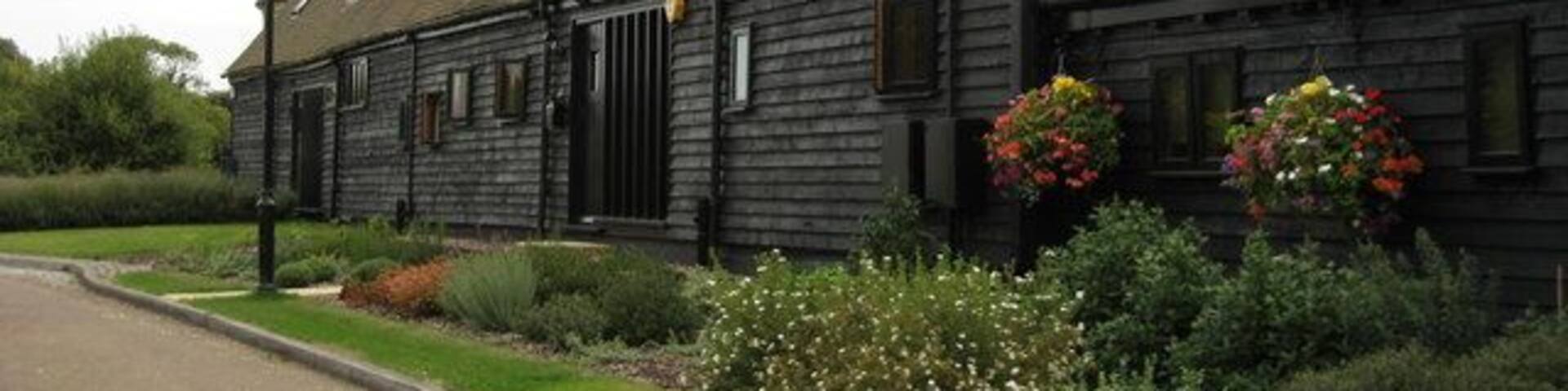 Winter Oast, Chantry Park, Sarre, Kent Single round oast kiln attached to earlier barn. Converted 2002. Grade II listed http://www.imagesofengland.org.uk/details/default.aspx?id=421305