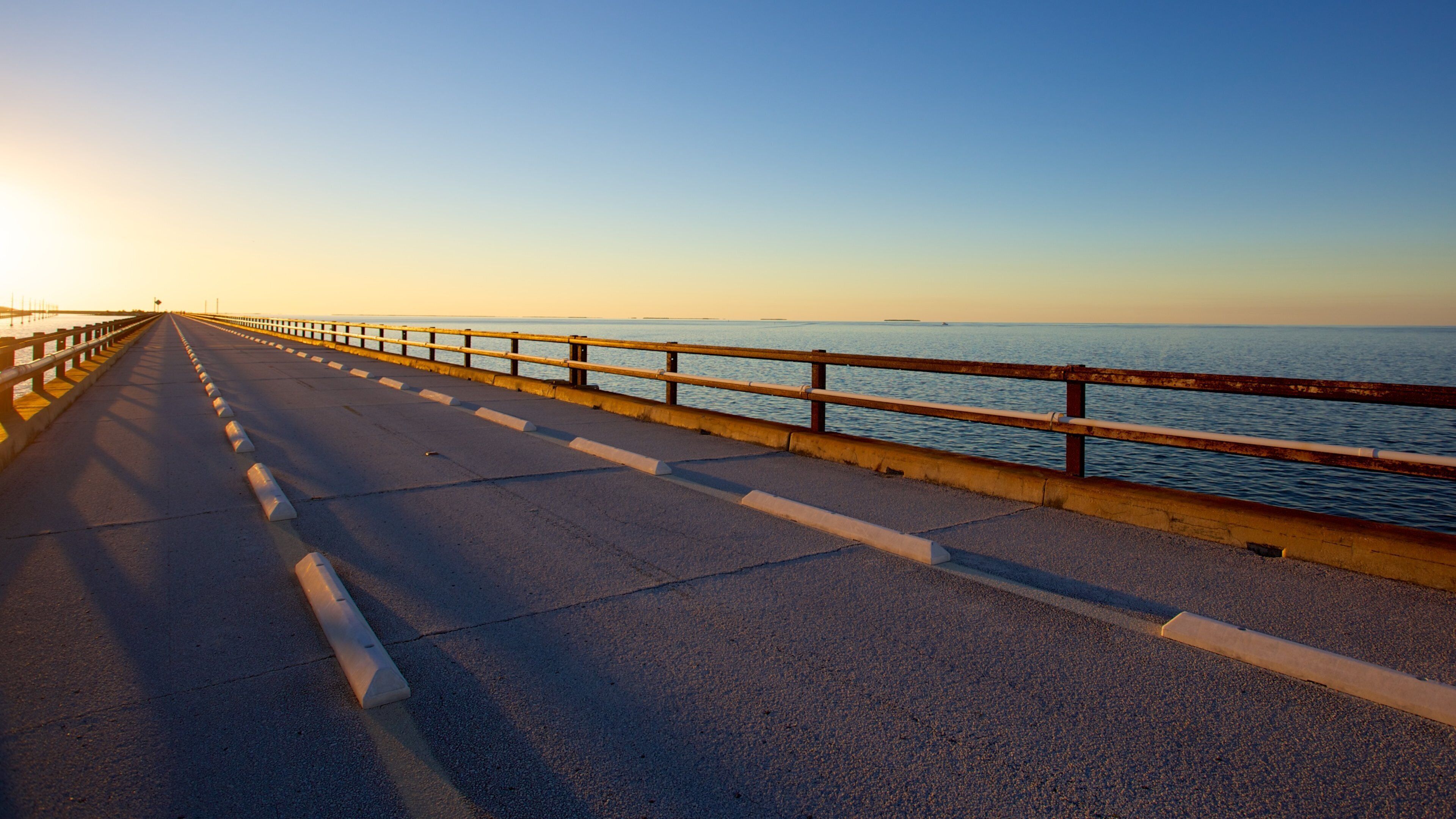 Seven Mile Bridge qui includes pont et coucher de soleil