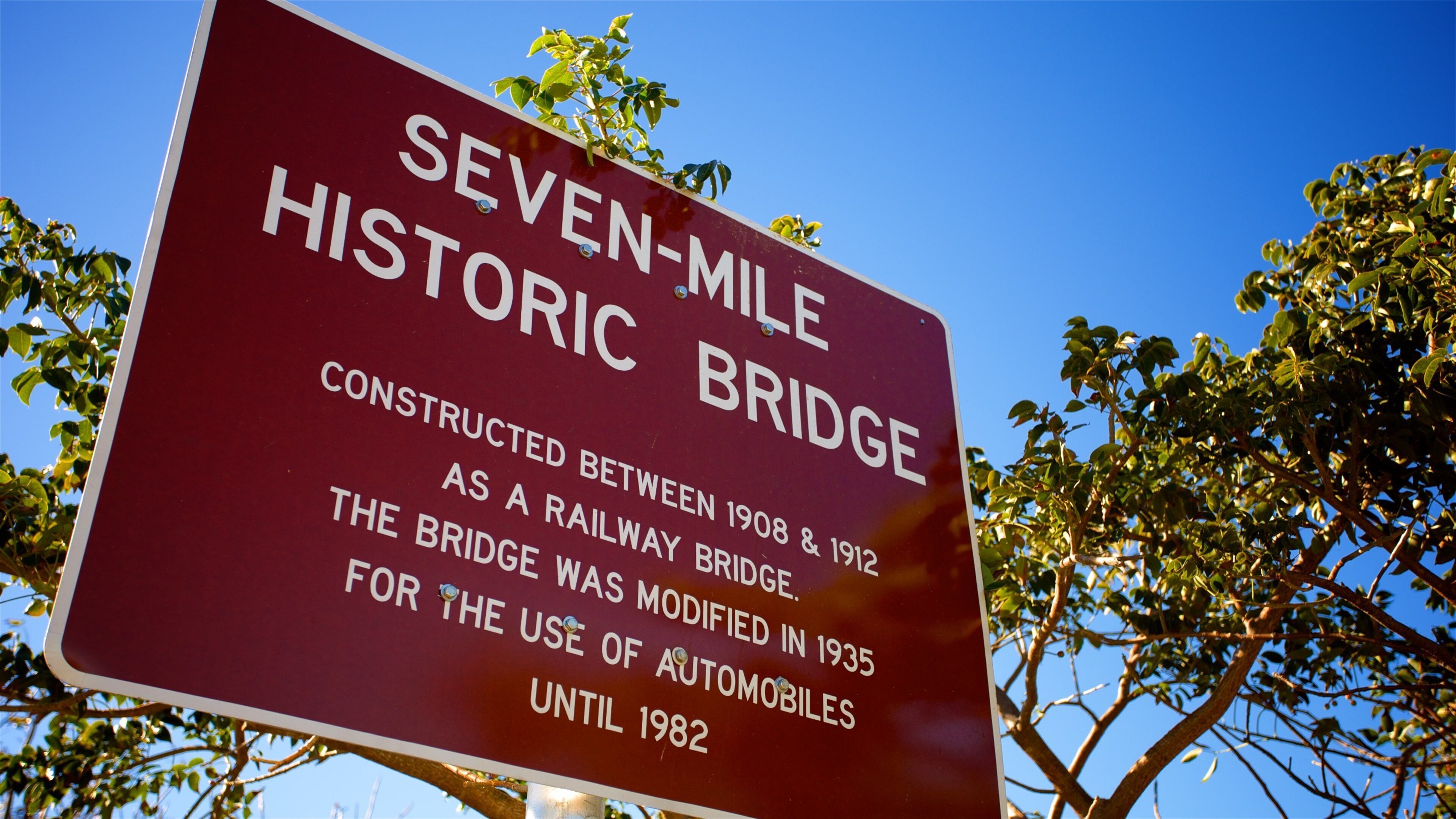 Seven Mile Bridge mettant en vedette signalisation