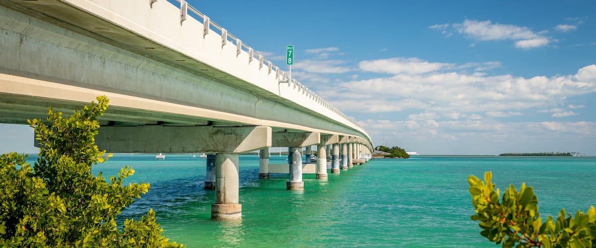 Seven Mile Bridge showing general coastal views and a bridge