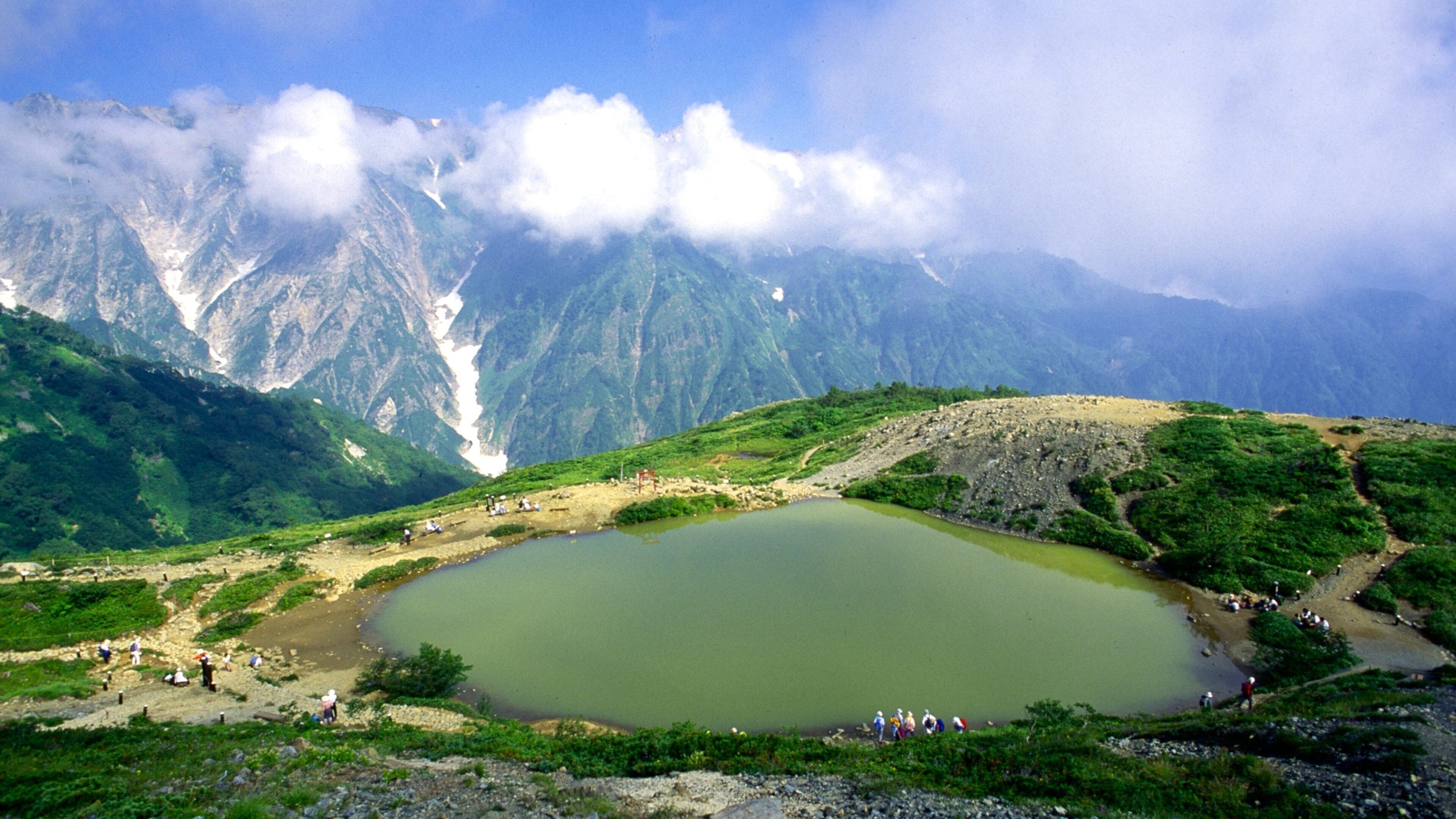 Nagano mostrando un lago o abrevadero y montañas