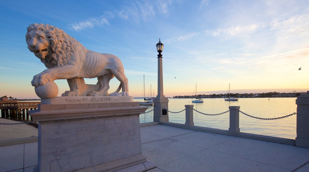 Bridge of Lions som inkluderer statue eller skulptur, solnedgang og kyst