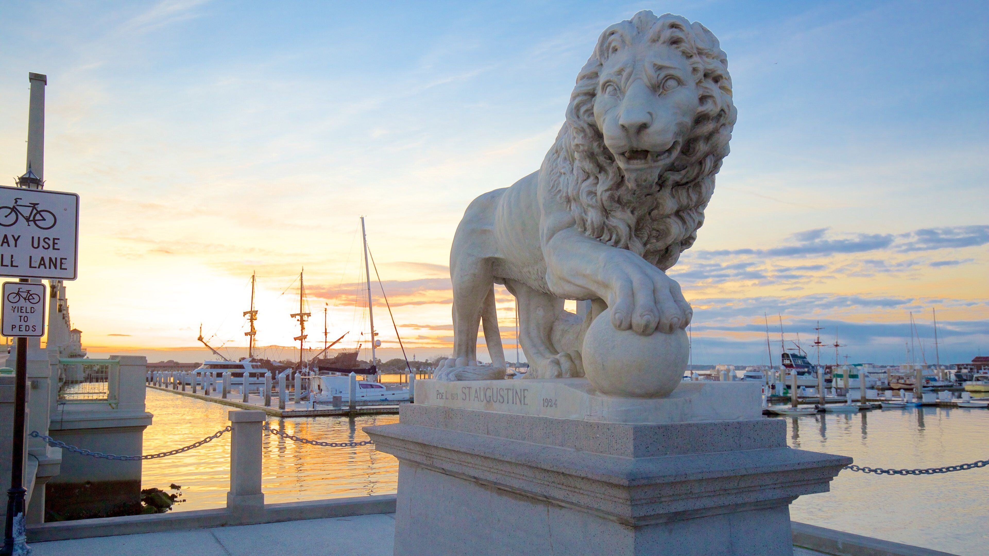 Bridge of Lions che include tramonto, statua o scultura e vista della costa