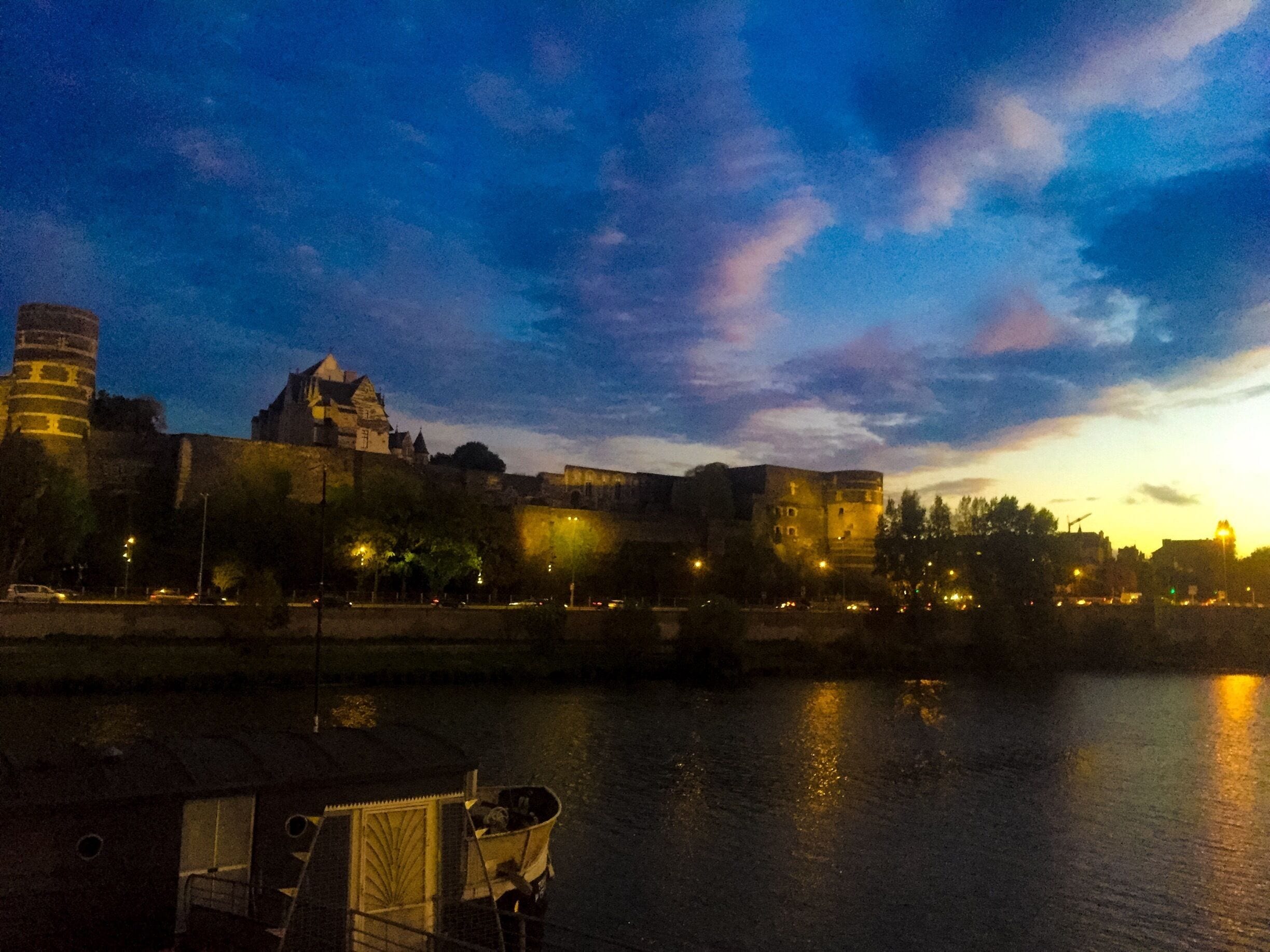 Yesterday night, few days after Ophelia and 1 hour before rain, autumn sky was awesome. View from the club La Péniche, front of the Castle of Angers. Love that nightlights! #castle #angers #urbanjungle 