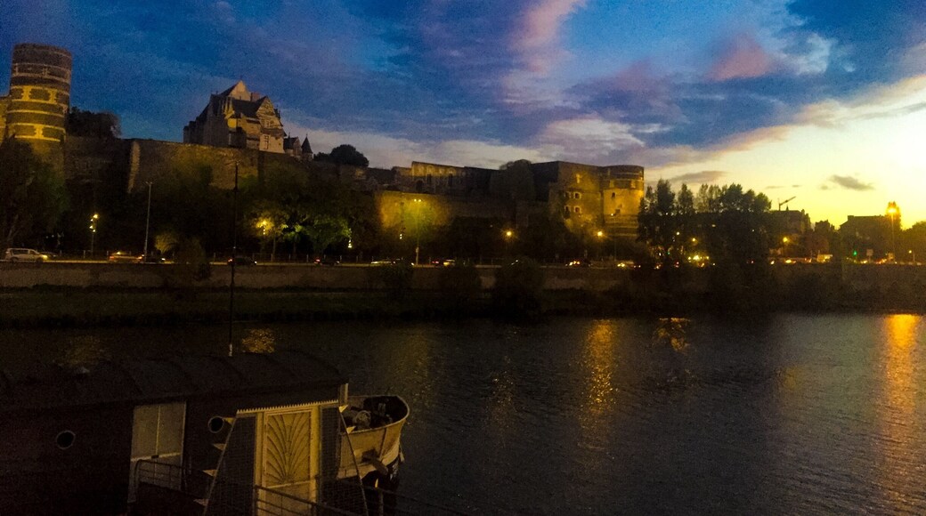 Yesterday night, few days after Ophelia and 1 hour before rain, autumn sky was awesome. View from the club La Péniche, front of the Castle of Angers. Love that nightlights! #castle #angers #urbanjungle