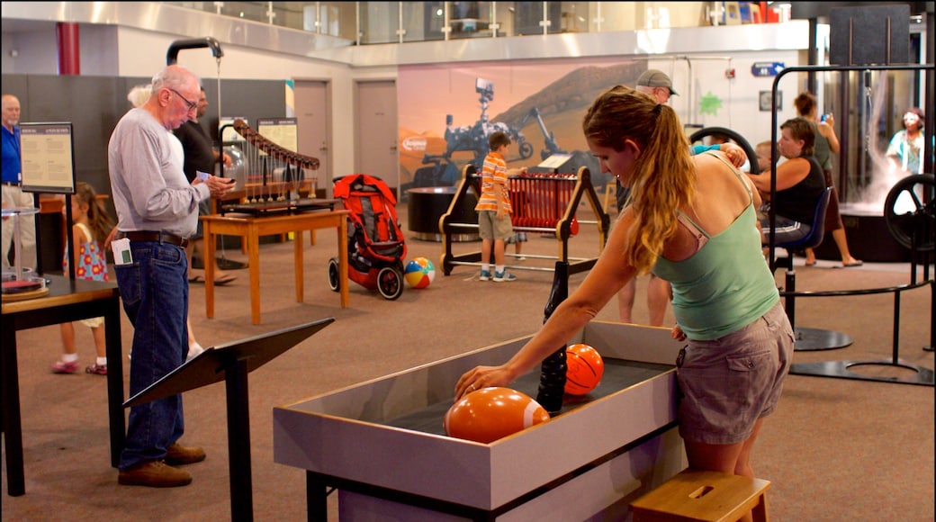 Reuben H. Fleet vitenskapssenter fasiliteter samt innendørs i tillegg til en liten gruppe med mennesker