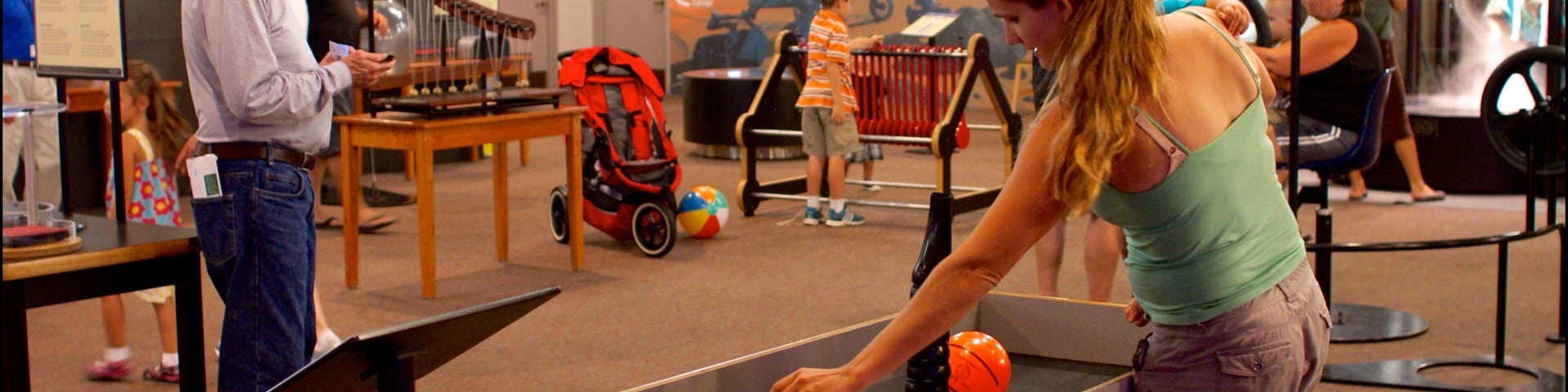 Museo de Ciencias y Planetario Reuben H. Fleet Science Center mostrando vista interna y también un pequeño grupo de personas