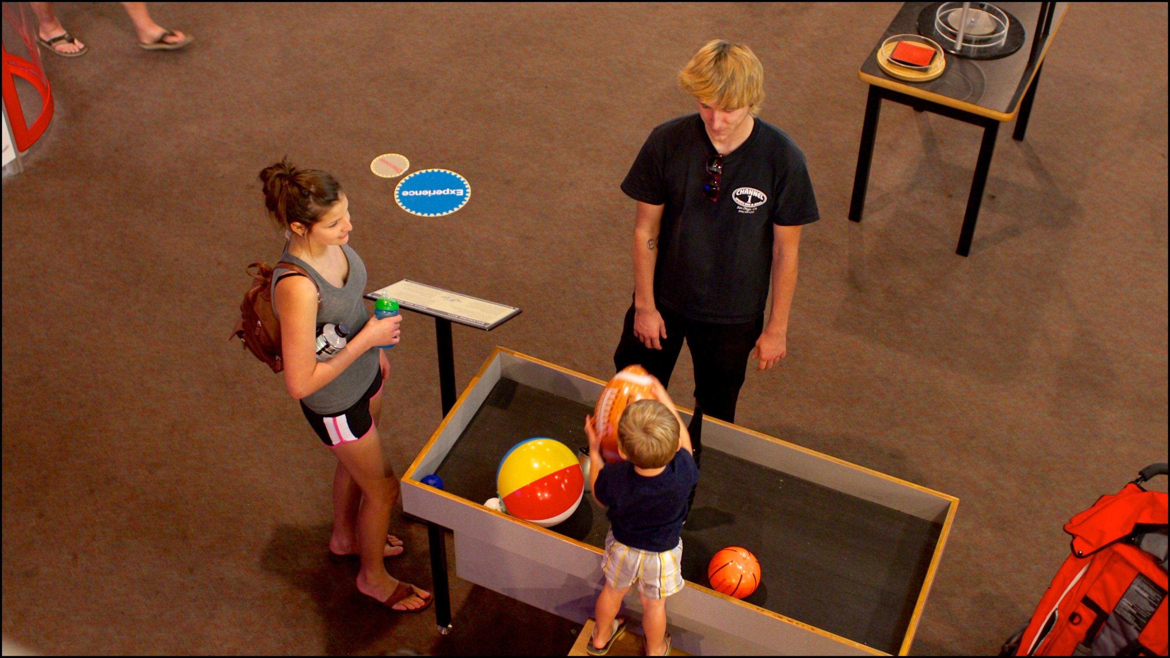 魯本艦艇科學中心 其中包括 內部景觀 以及 小群人