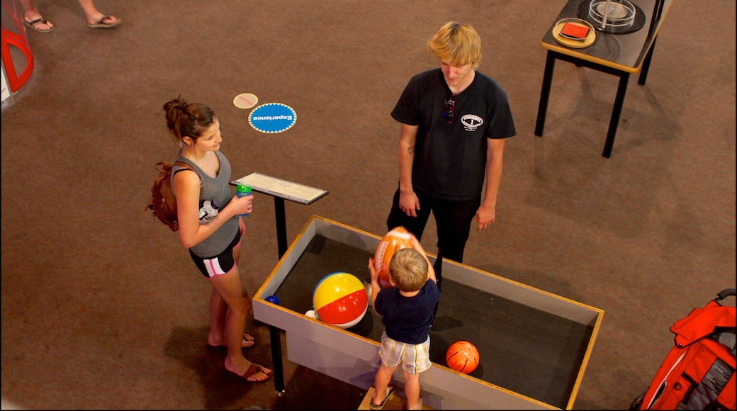 Reuben H. Fleet vitenskapssenter fasiliteter samt innendørs i tillegg til en liten gruppe med mennesker