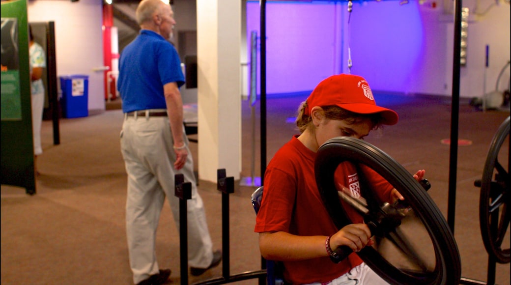 Reuben H. Fleet vitenskapssenter som inkluderer innendørs i tillegg til et barn