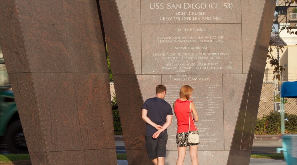 Navy Pier showing a memorial, a city and street scenes
