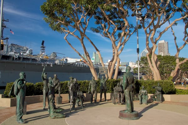 Navy Pier qui includes art en plein air, ville et statue ou sculpture
