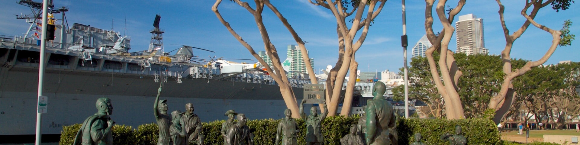 Navy Pier que inclui uma marina, arte ao ar livre e uma cidade