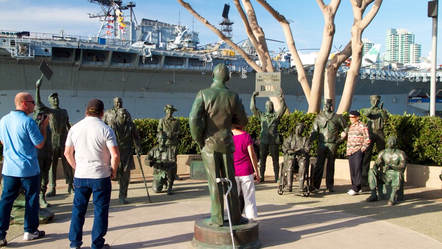Muelle Navy Pier mostrando una marina, una ciudad y artículos militares