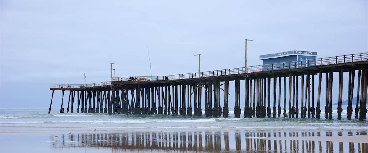 Pismo Beach Pier montrant plage de sable
