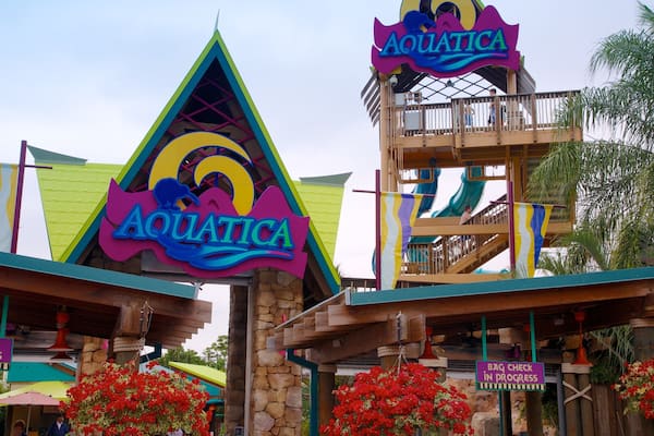 Aquatica welches beinhaltet Wasserpark, Blumen und Fahrten