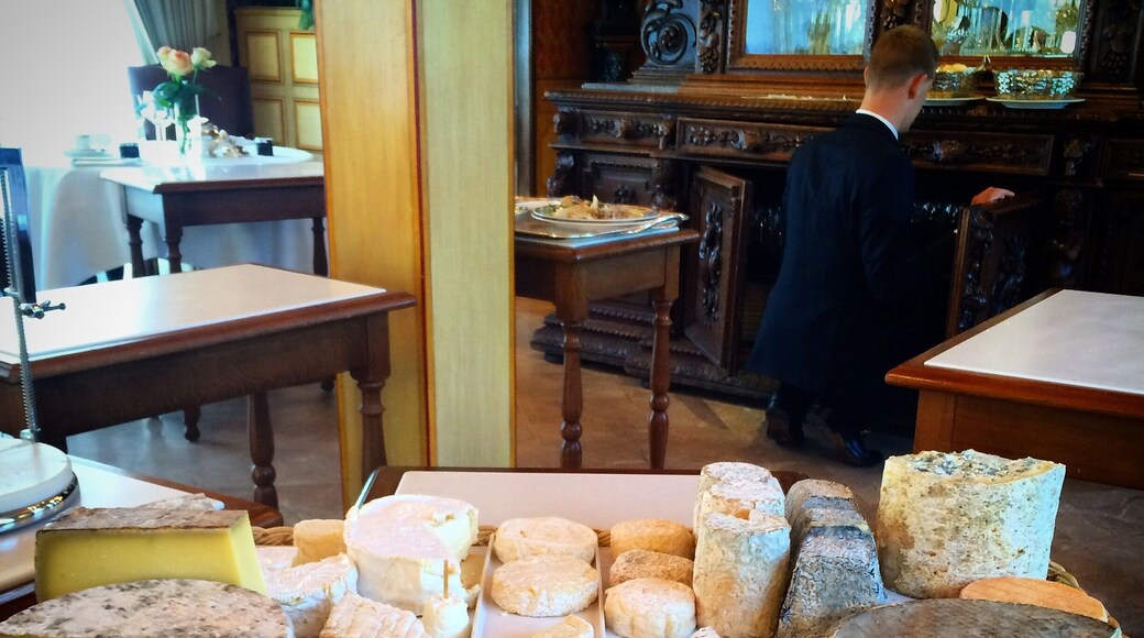 If you are a true foodie you know you need to check list the place! And im giving you one more reason to... their cheese and dessert carts are to die for!