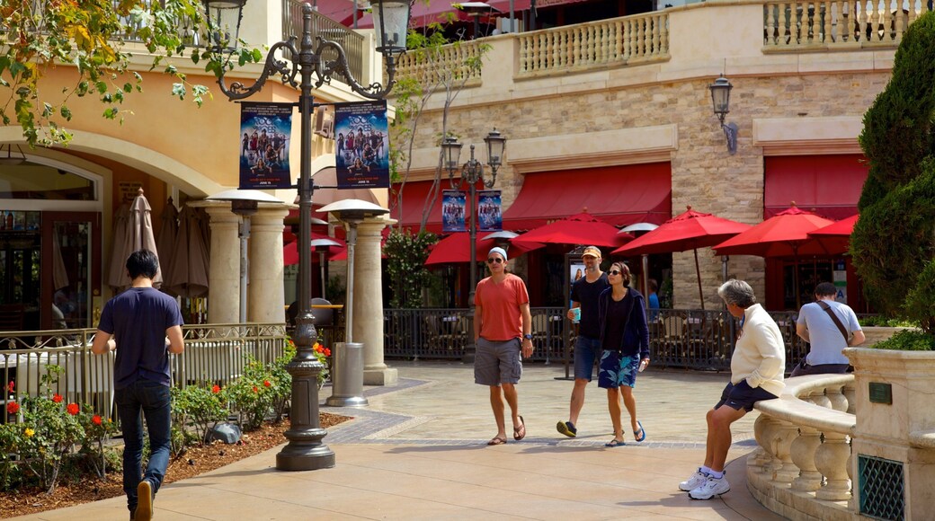 The Grove som inkluderer by og gatescener i tillegg til en stor gruppe med mennesker