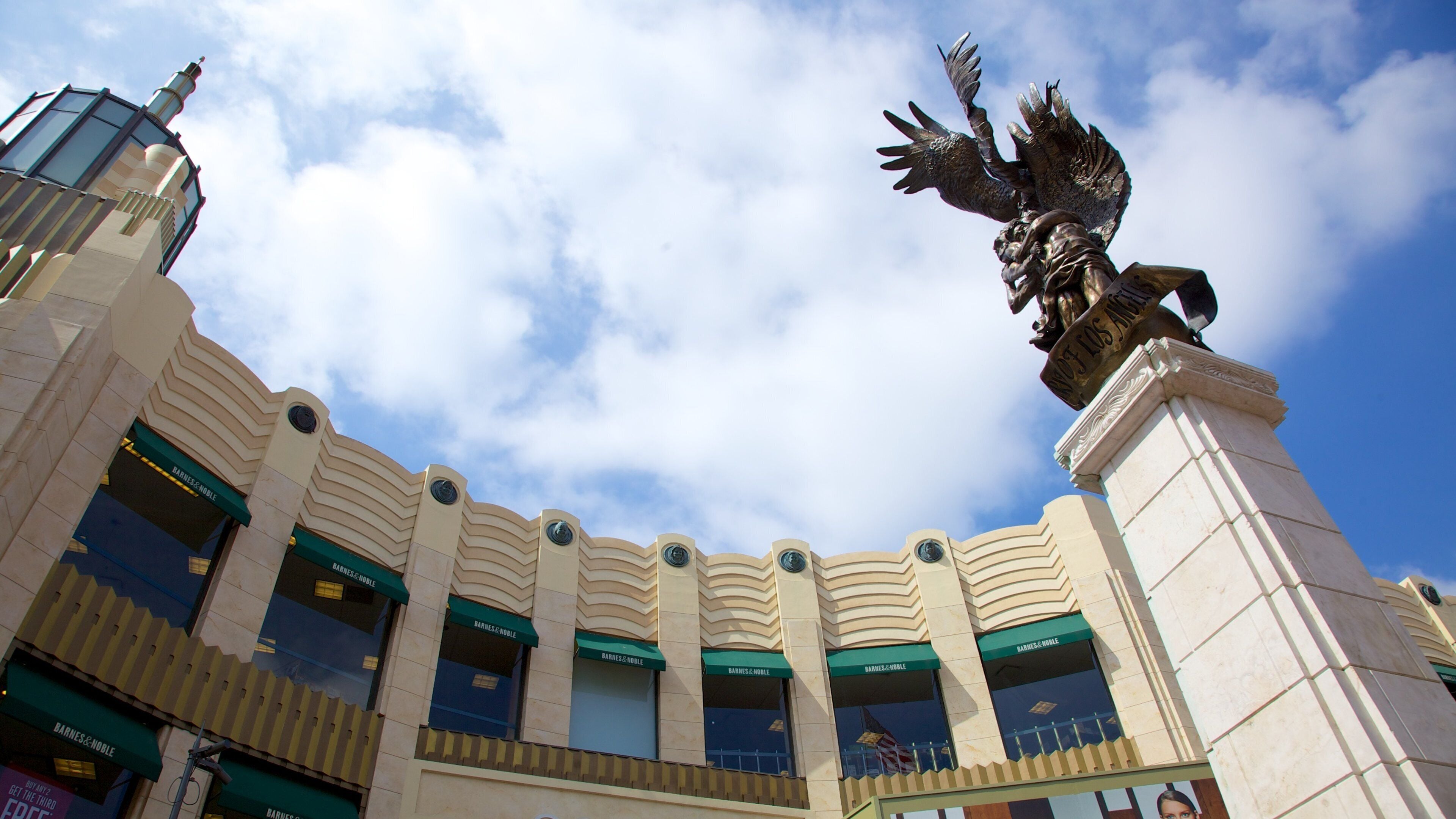 Centro comercial The Grove ofreciendo una ciudad y una estatua o escultura