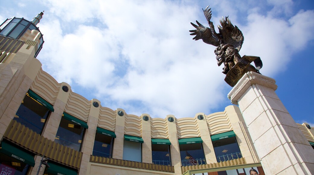 The Grove 呈现出 雕像或雕塑 和 城市