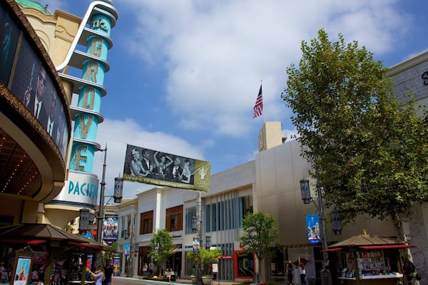 The Grove showing a city and street scenes