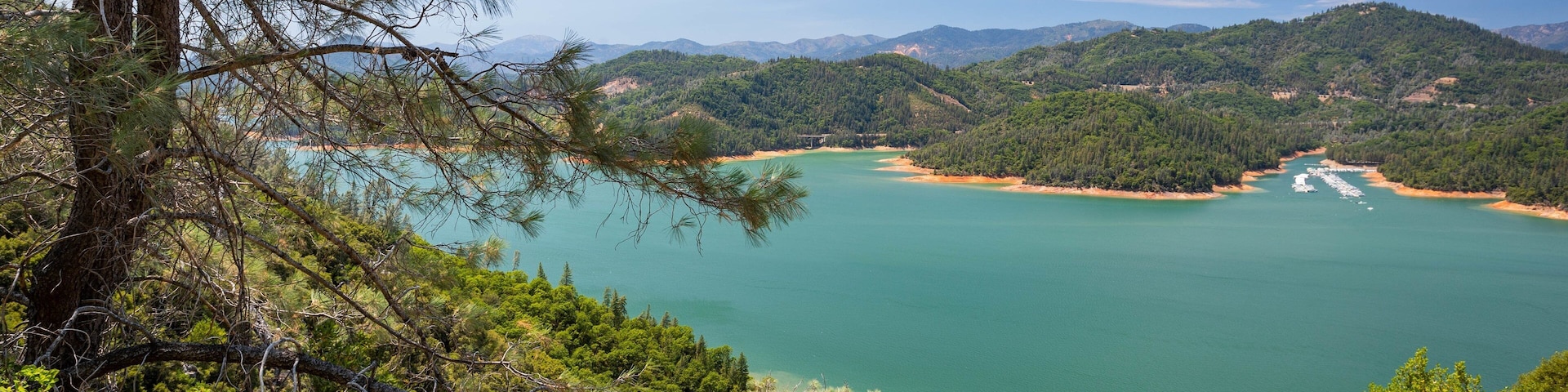 Shasta Lake which includes a lake or waterhole