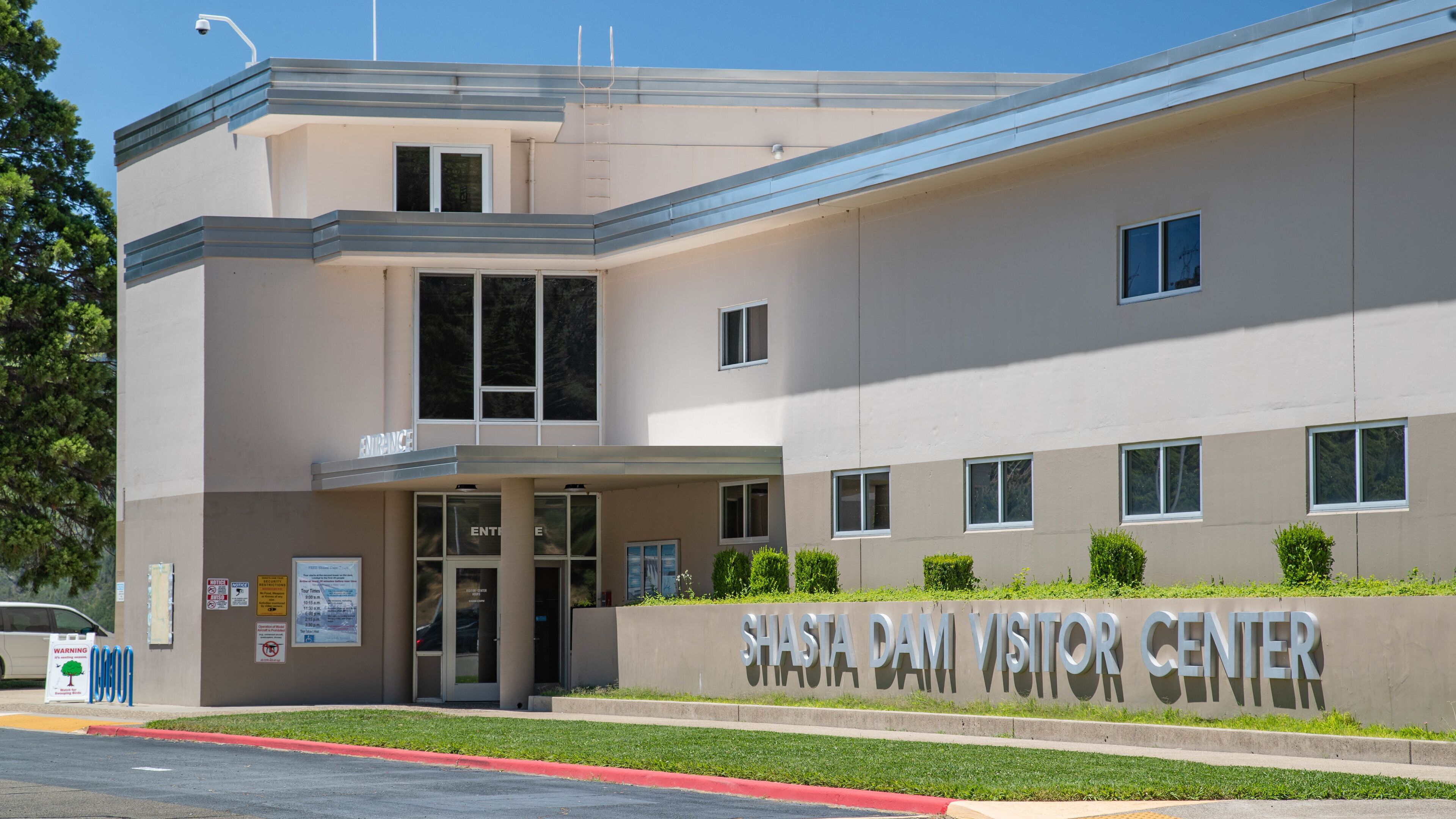 Shasta Dam featuring signage