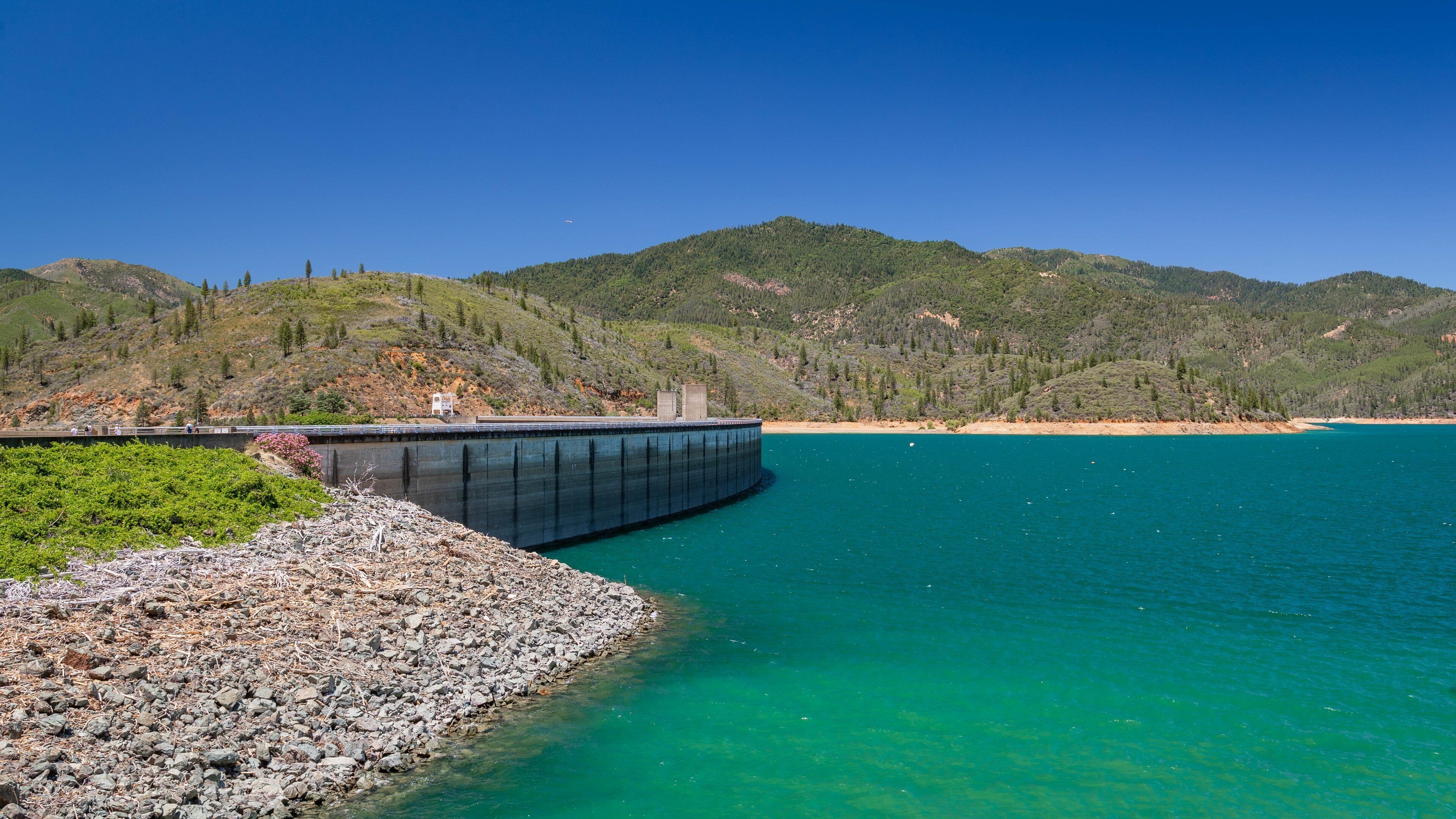 Shasta Dam showing a lake or waterhole