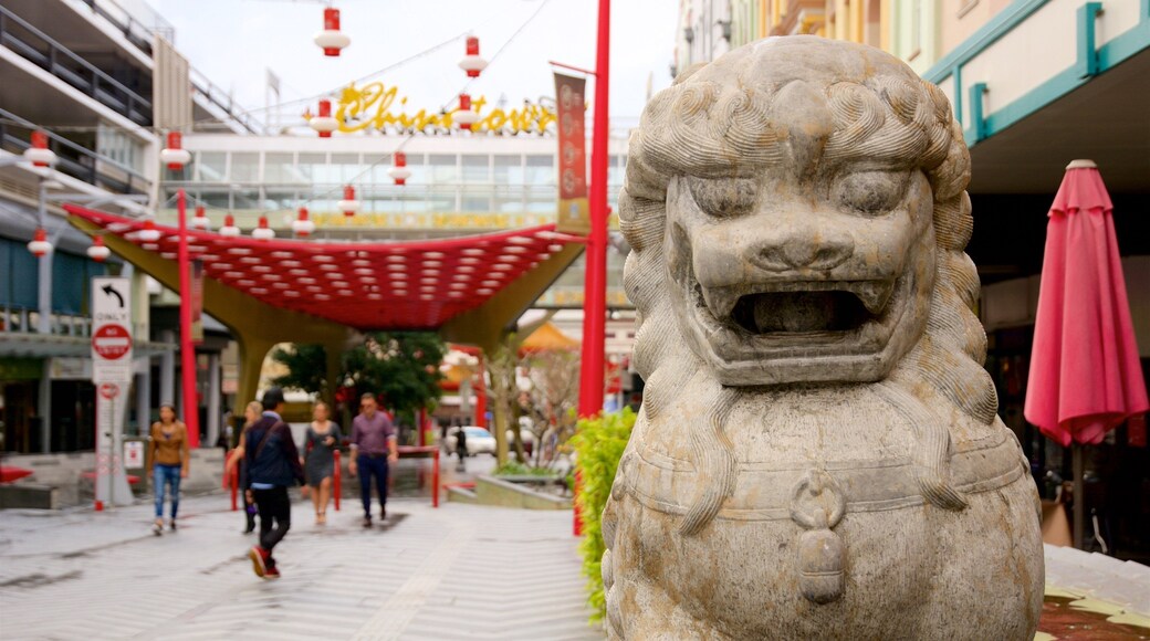 Chinatown Mall som omfatter en statue eller en skulptur