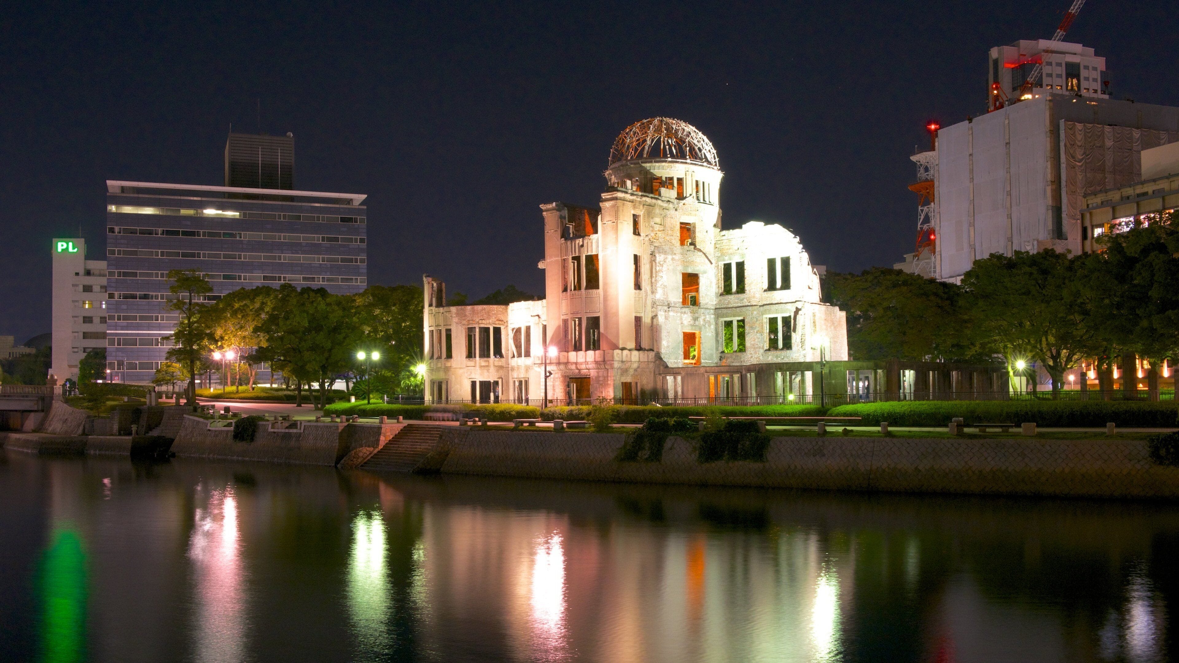 Cúpula de la bomba atómica ofreciendo una ruina y escenas nocturnas