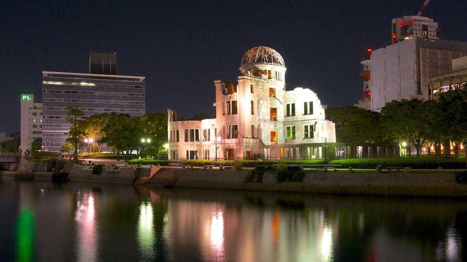 Cúpula de la bomba atómica ofreciendo una ruina y escenas nocturnas