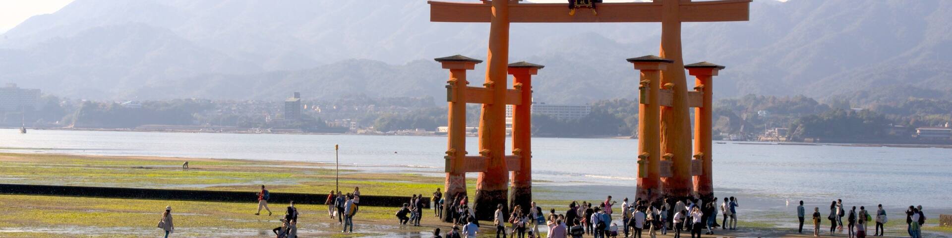 Hiroshima qui includes lac ou étang et patrimoine historique aussi bien que important groupe de personnes