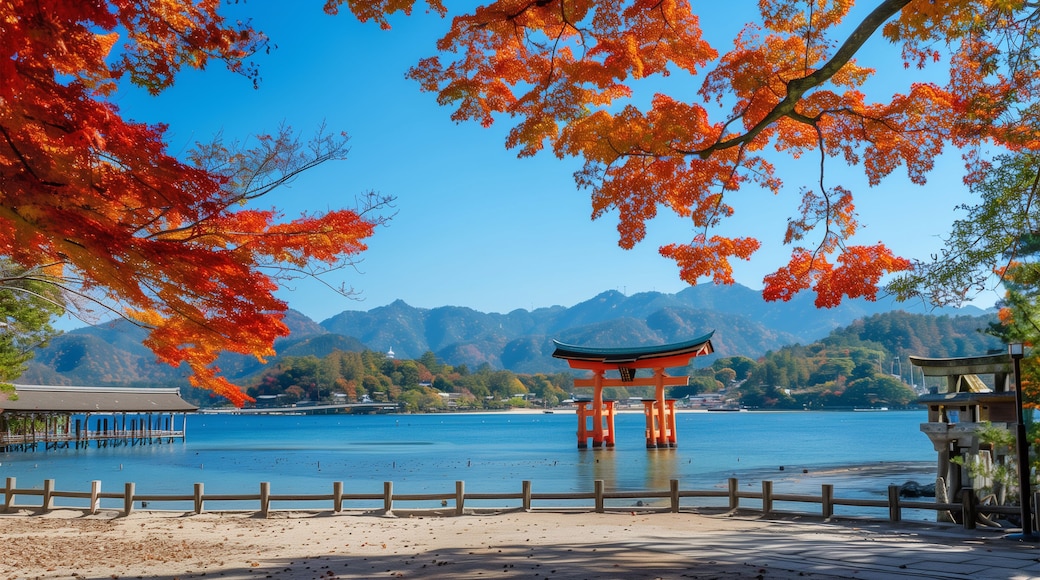 紅葉した日本の秋 海にある鳥居