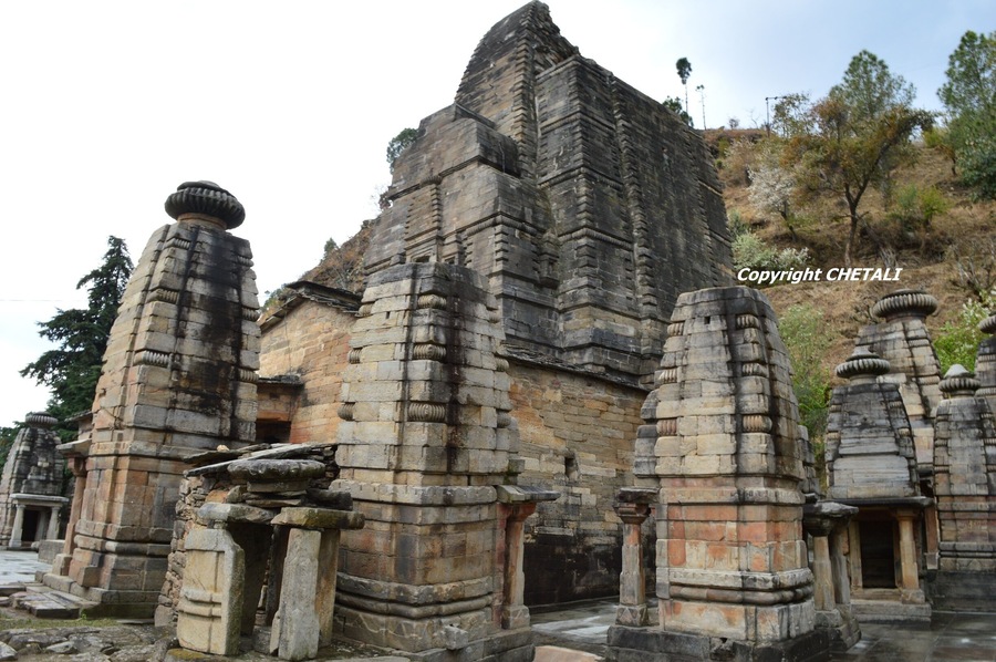 One resides at Odisha, the "Konark Sun Temple" and the other at haughty mountains of Almora distt., in a small village known as "Katarmal Sun Temple".
The former "The most Renowned", while the later "The Hidden Gem" of Kumaon region.
#katarmalsuntemple#oldesttemple#travelbazzinga#trover