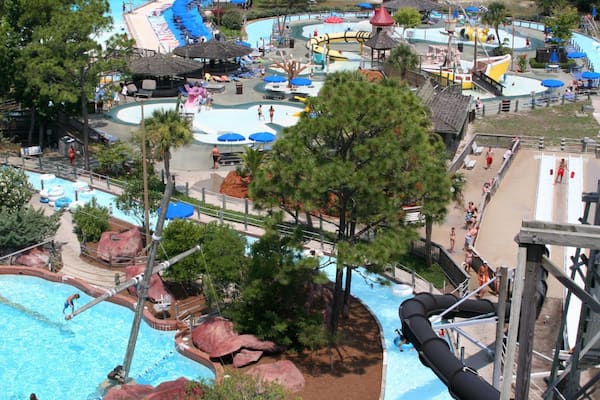 Shipwreck Island Waterpark showing a water park and rides