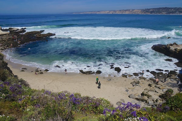 La Jolla Cove som omfatter klippekystlinje, en sandstrand og udsigt over landskaber