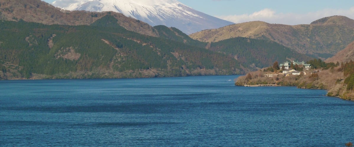 神奈川県立恩賜箱根公園の「疎林の広場」より望む芦ノ湖、箱根外輪山、富士山